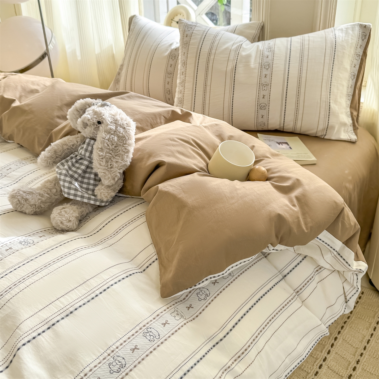 91家纺网 家纺一手货源 找家纺 灰鲸 2026新款A类全棉纯棉色织提花四件套 线条小狗-咖