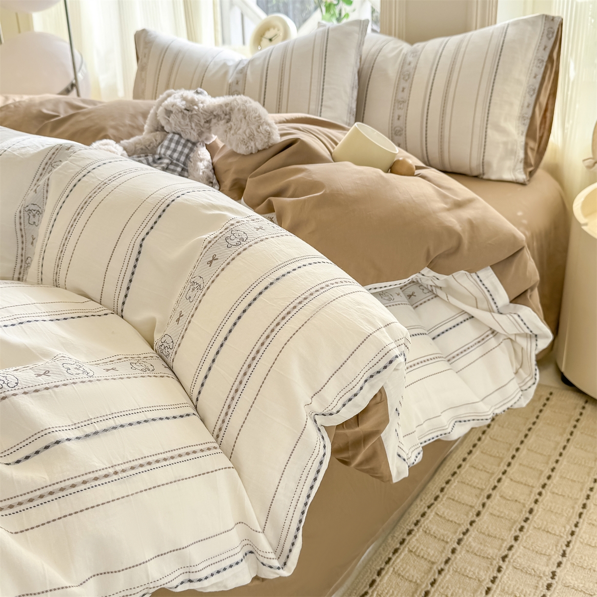 91家纺网 家纺一手货源 找家纺 灰鲸 2026新款A类全棉纯棉色织提花四件套 线条小狗-咖