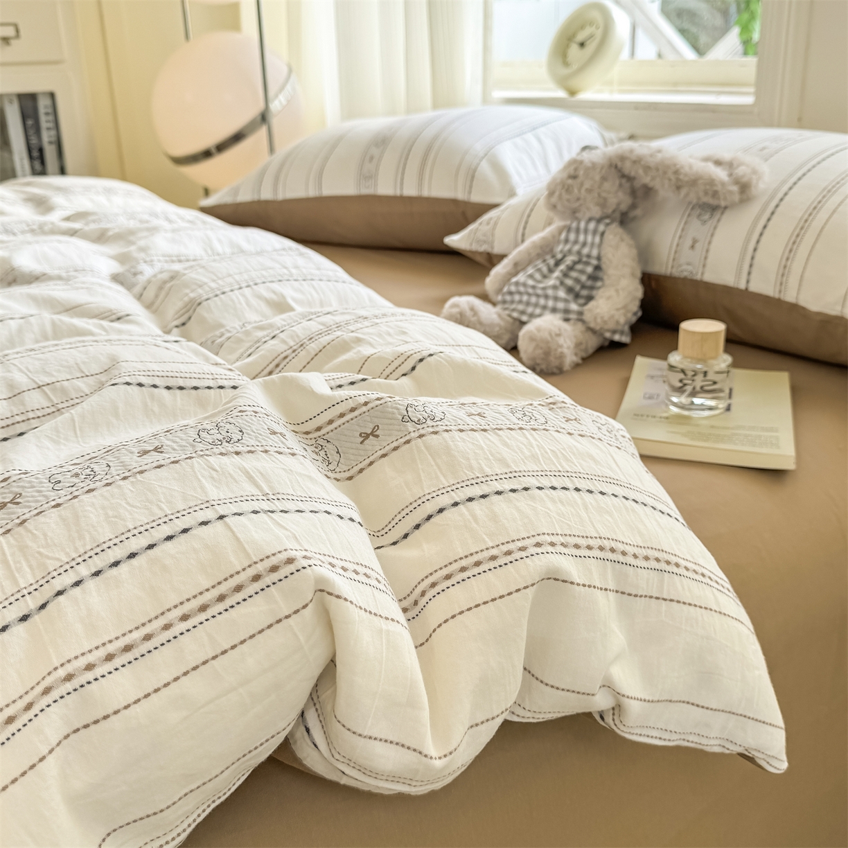 91家纺网 家纺一手货源 找家纺 灰鲸 2026新款A类全棉纯棉色织提花四件套 线条小狗-咖