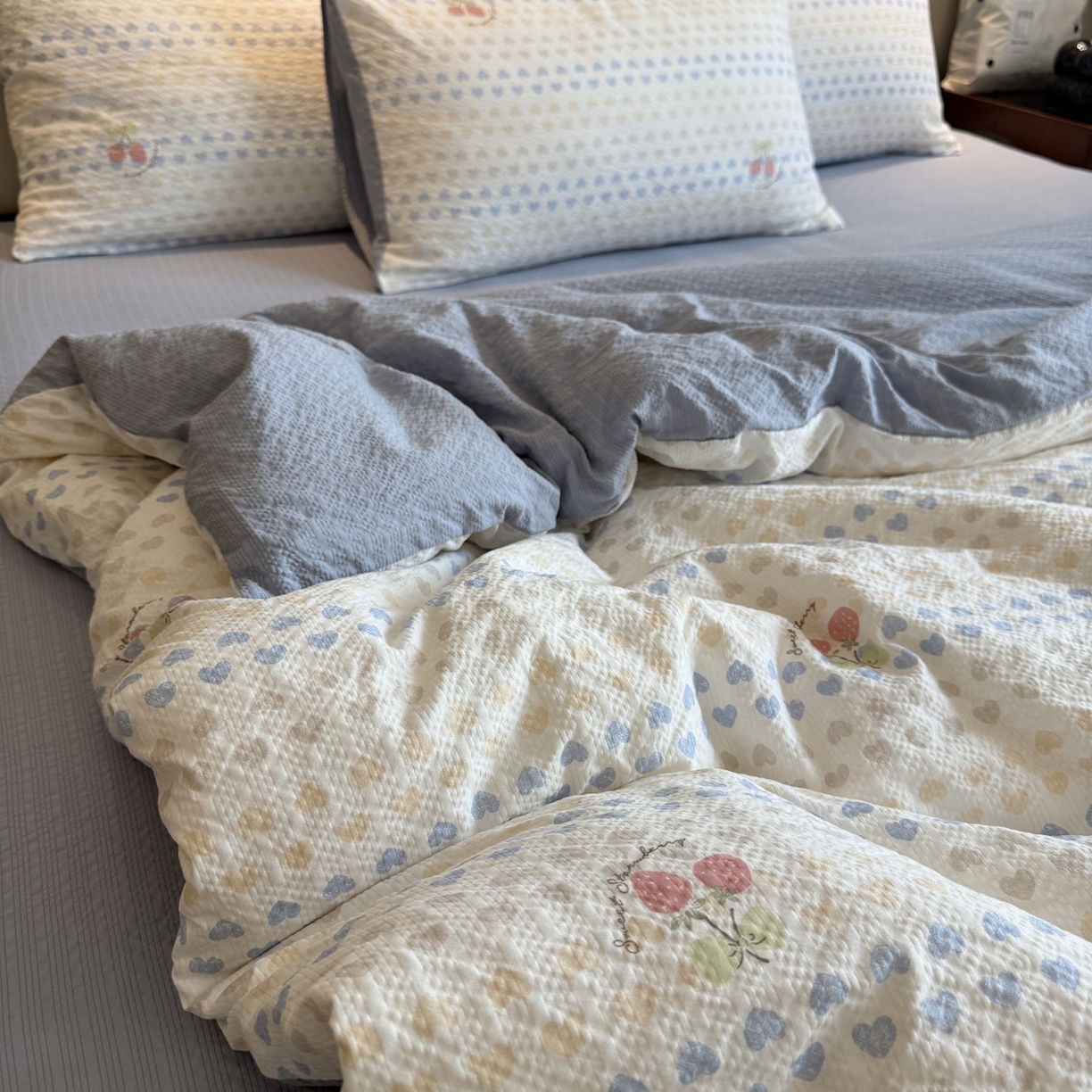 91家纺网 家纺一手货源 找家纺 美丽坊 2026新款爆款韩版泡泡纱四件套 草莓啵啵