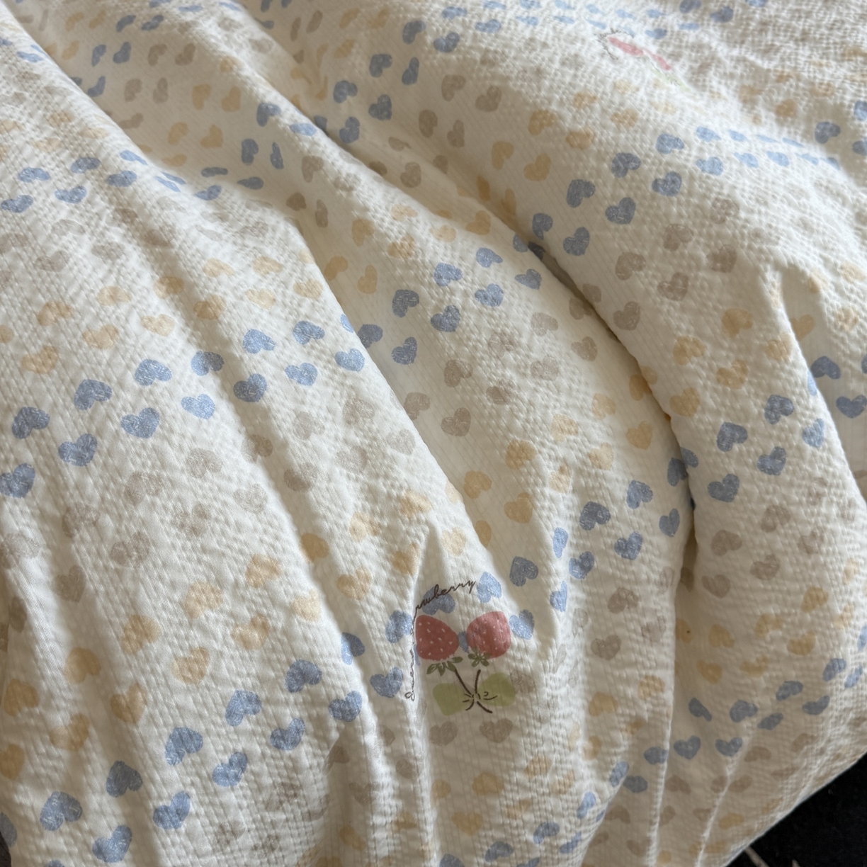 91家纺网 家纺一手货源 找家纺 美丽坊 2026新款爆款韩版泡泡纱四件套 草莓啵啵