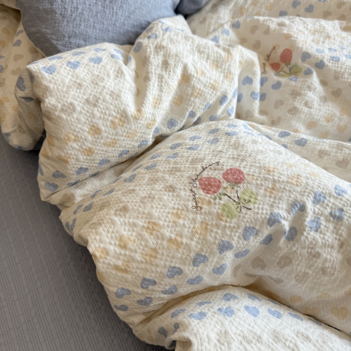 91家纺网 家纺一手货源 找家纺 美丽坊 2026新款爆款韩版泡泡纱四件套 草莓啵啵