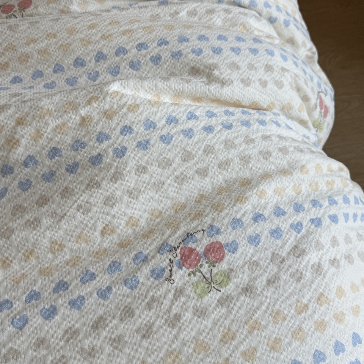 91家纺网 家纺一手货源 找家纺 美丽坊 2026新款爆款韩版泡泡纱四件套 草莓啵啵