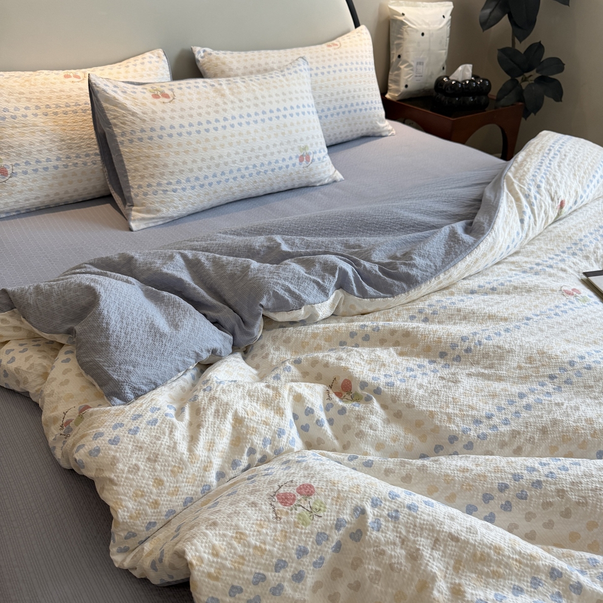 91家纺网 家纺一手货源 找家纺 美丽坊 2026新款爆款韩版泡泡纱四件套 草莓啵啵