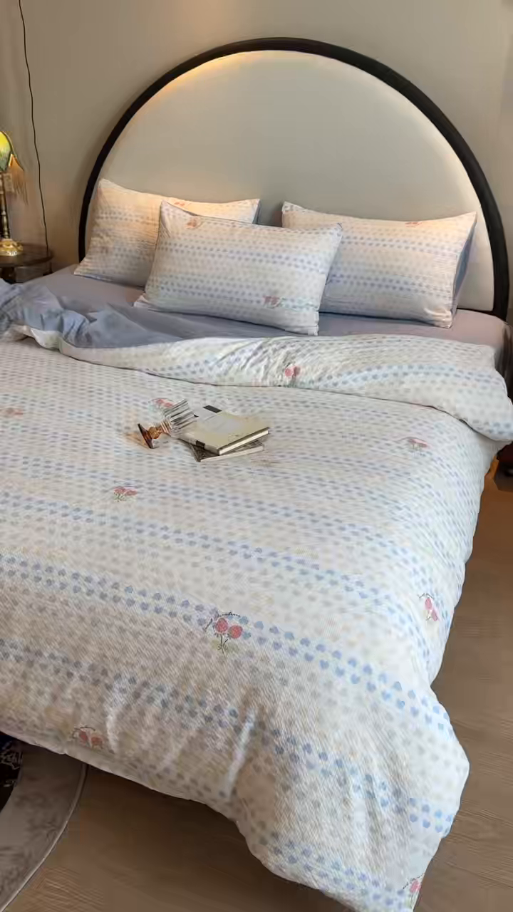 91家纺网 家纺一手货源 找家纺 美丽坊 2026新款爆款韩版泡泡纱四件套 草莓啵啵