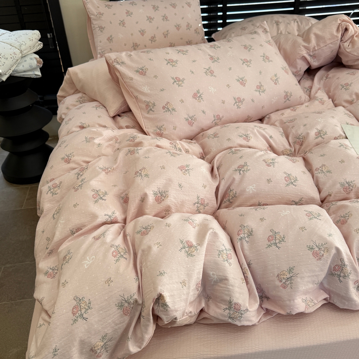 91家纺网 家纺一手货源 找家纺 美丽坊 2026新款韩系沐纱棉印花四件套 白茶