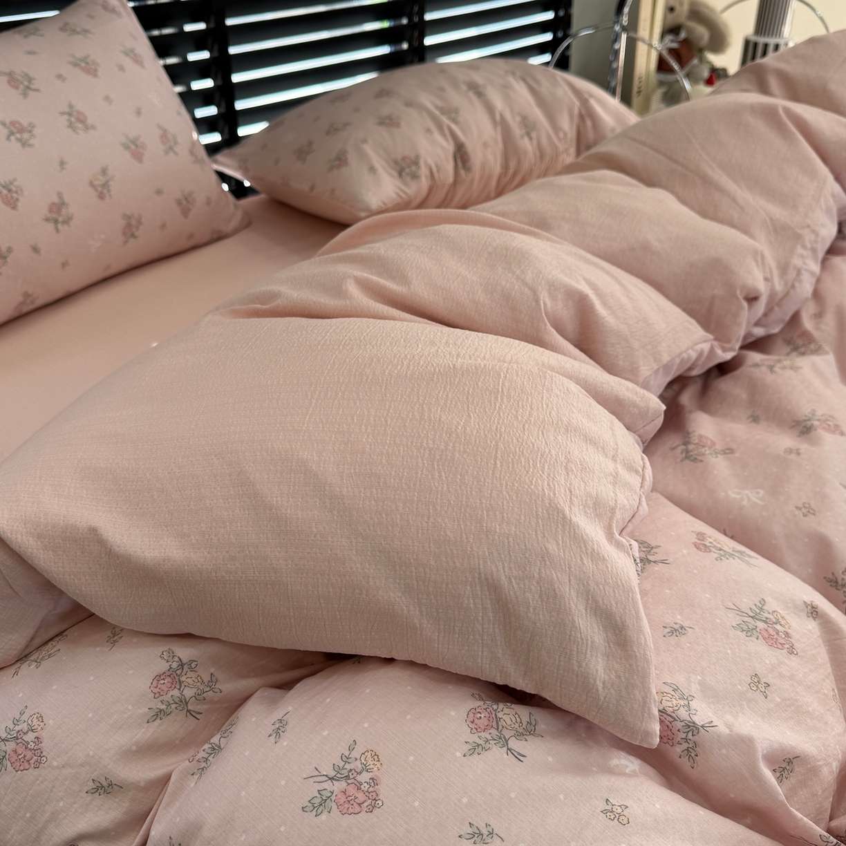 91家纺网 家纺一手货源 找家纺 美丽坊 2026新款韩系沐纱棉印花四件套 白茶