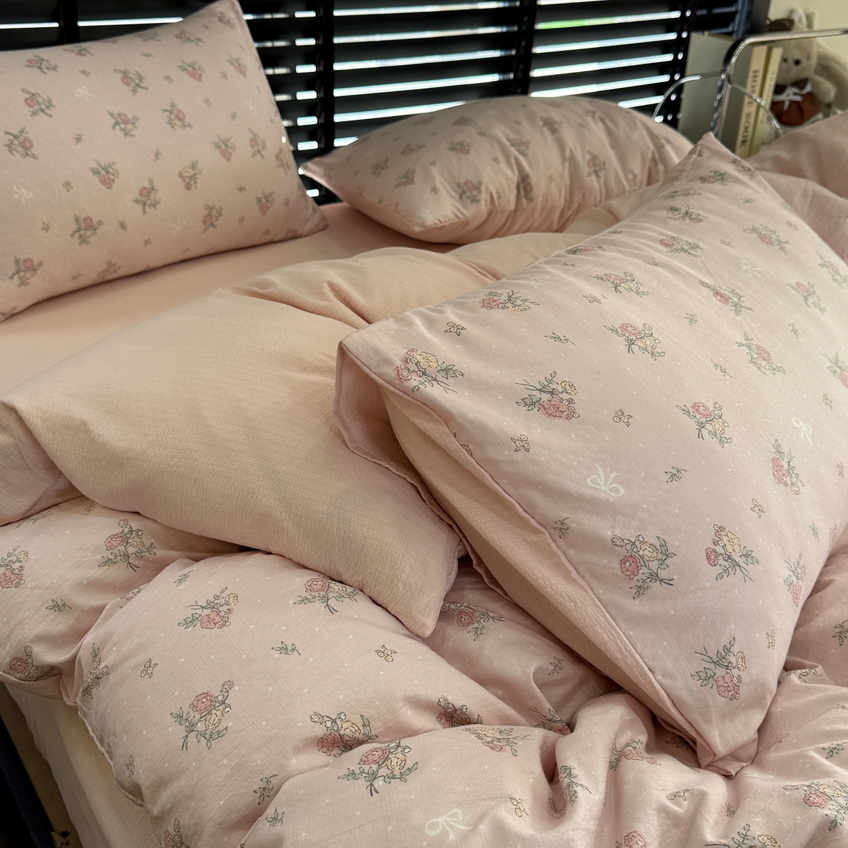 91家纺网 家纺一手货源 找家纺 美丽坊 2026新款韩系沐纱棉印花四件套 白茶