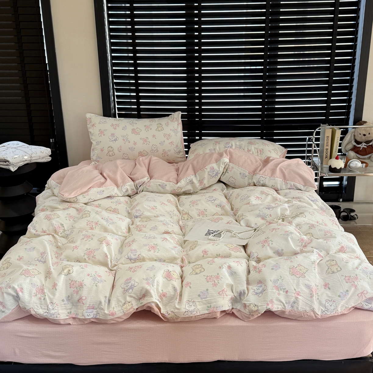 91家纺网 家纺一手货源 找家纺 美丽坊 2026新款韩系沐纱棉印花四件套 童趣粉