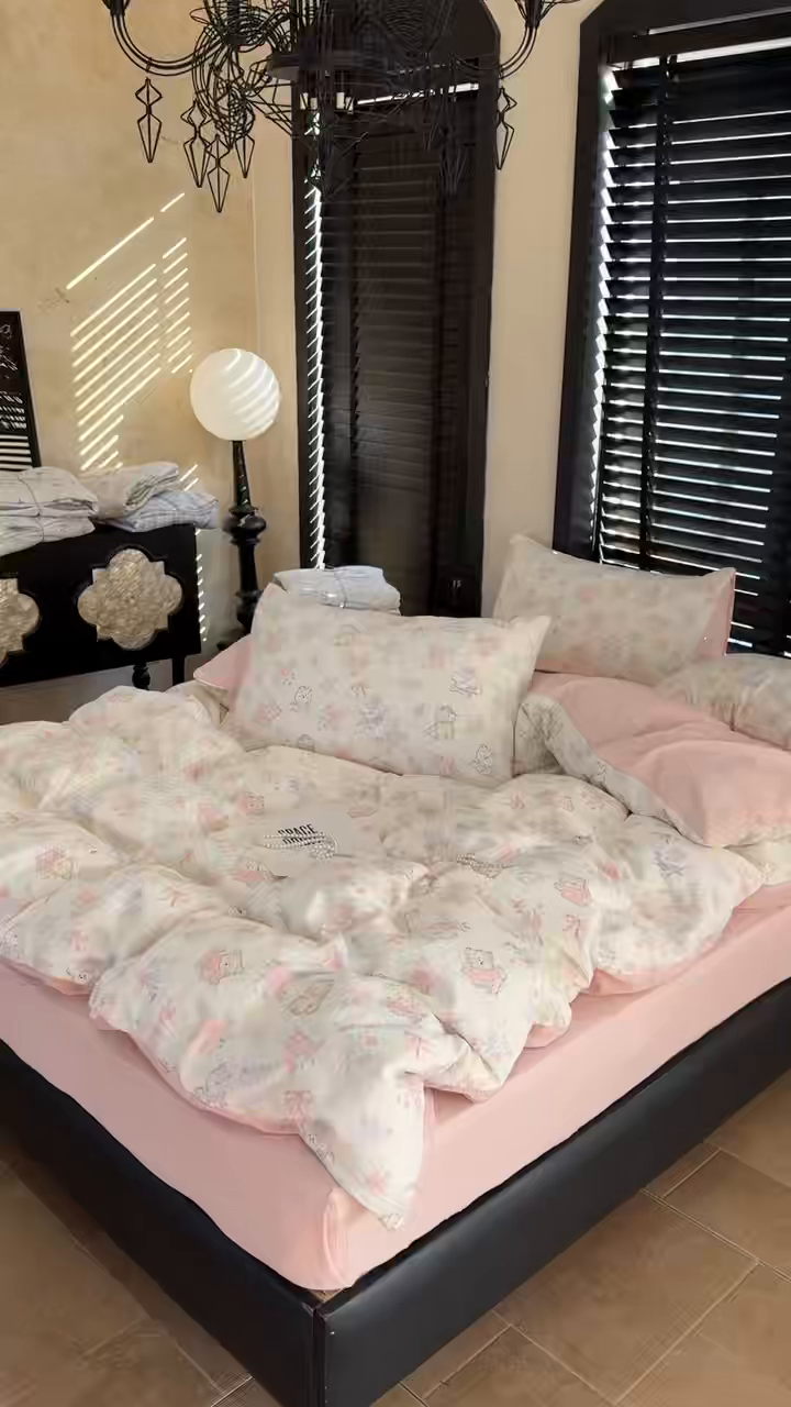 91家纺网 家纺一手货源 找家纺 美丽坊 2026新款韩系沐纱棉印花四件套 童趣粉