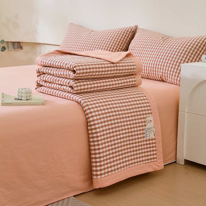 91家纺网 家纺一手货源 找家纺 春皖家纺 2026新款全棉色织宽边棉花夏被-云恋 云恋-粉小格