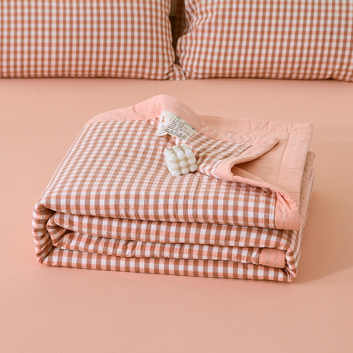 91家纺网 家纺一手货源 找家纺 春皖家纺 2026新款全棉色织宽边棉花夏被-云恋 云恋-粉小格