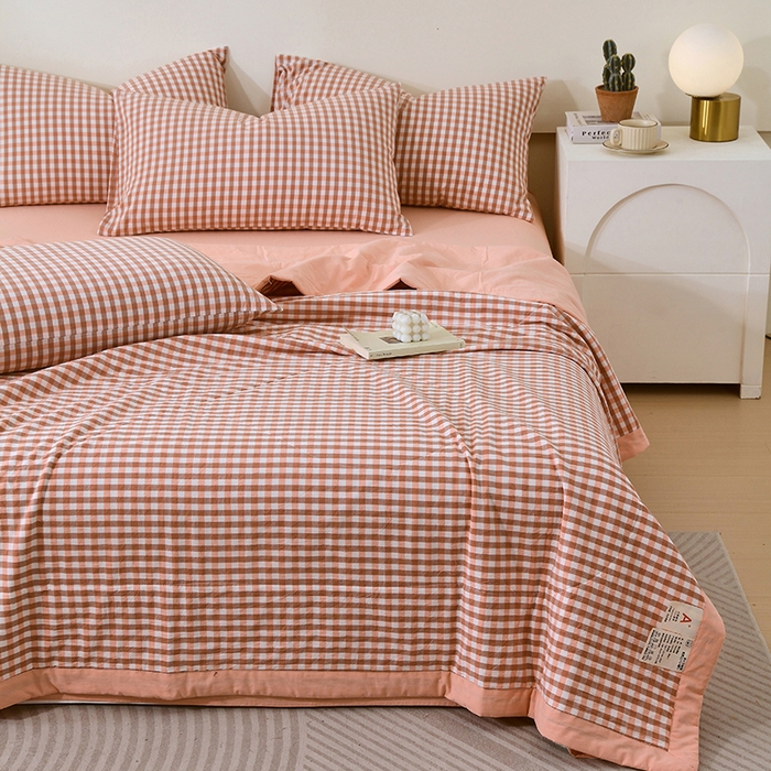 91家纺网 家纺一手货源 找家纺 春皖家纺 2026新款全棉色织宽边棉花夏被-云恋 云恋-粉小格