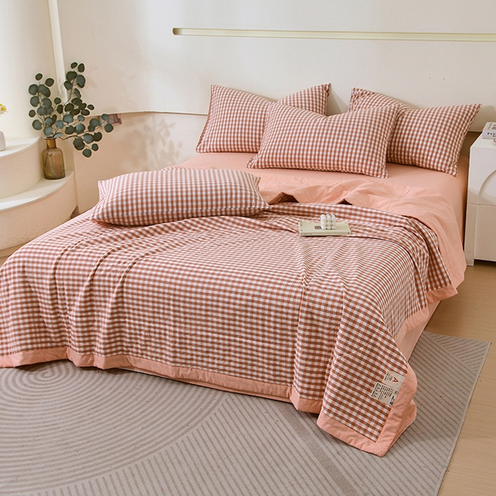 91家纺网 家纺一手货源 找家纺 春皖家纺 2026新款全棉色织宽边棉花夏被-云恋 云恋-粉小格