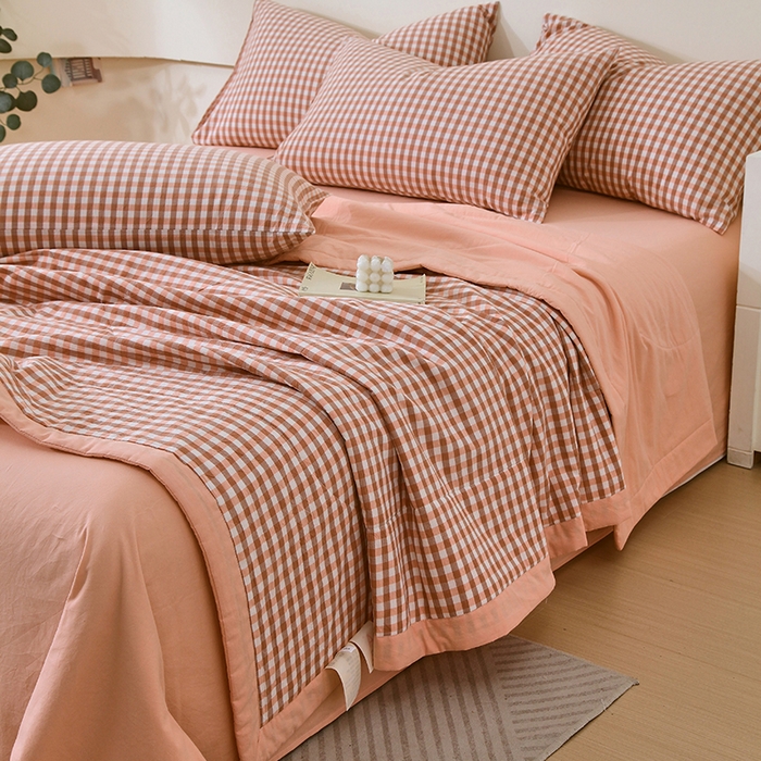 91家纺网 家纺一手货源 找家纺 春皖家纺 2026新款全棉色织宽边棉花夏被-云恋 云恋-粉小格