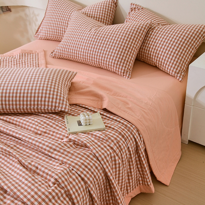 91家纺网 家纺一手货源 找家纺 春皖家纺 2026新款全棉色织宽边棉花夏被-云恋 云恋-粉小格