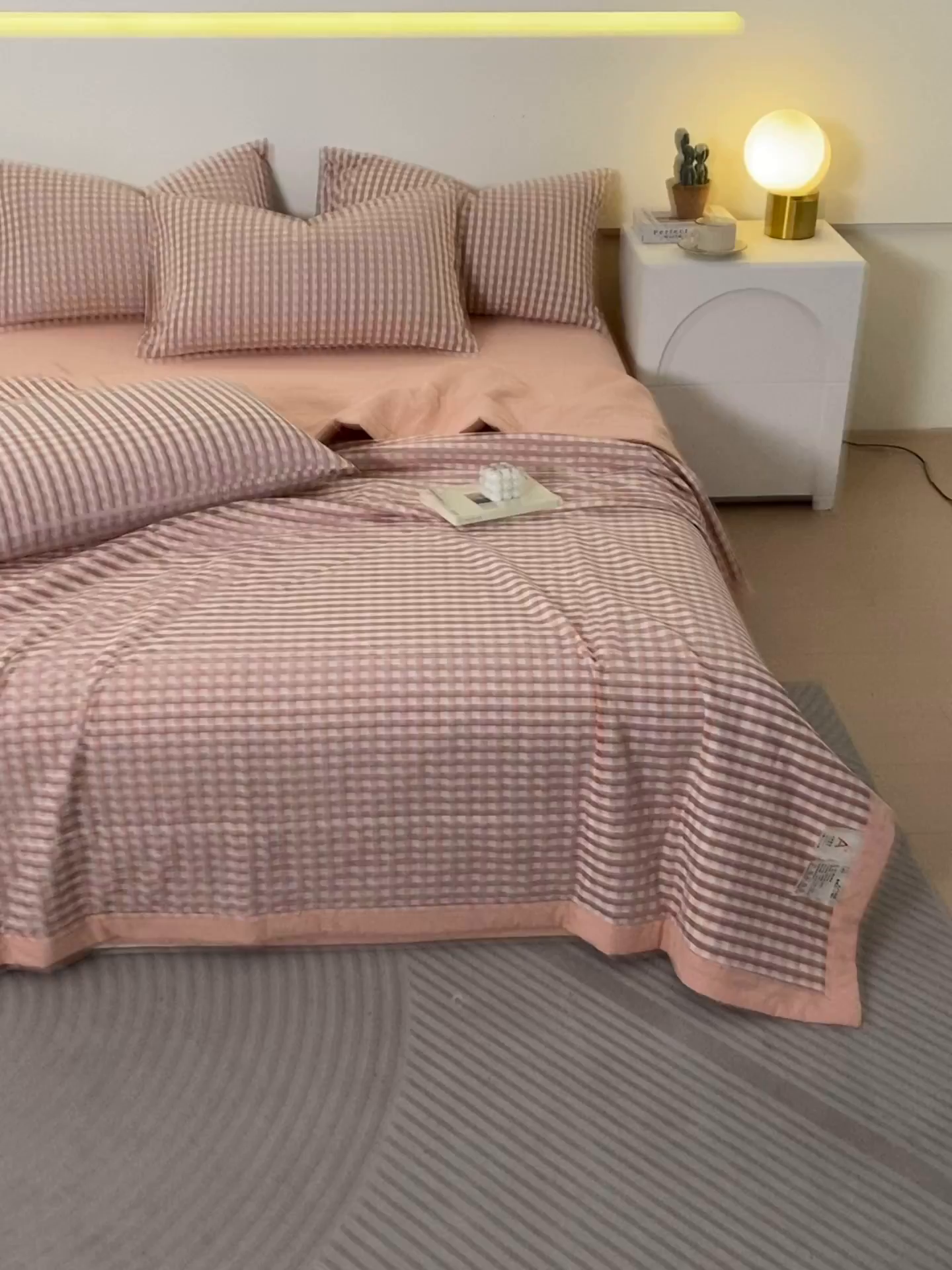 91家纺网 家纺一手货源 找家纺 春皖家纺 2026新款全棉色织宽边棉花夏被-云恋 云恋-粉小格