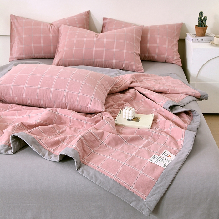 91家纺网 家纺一手货源 找家纺 春皖家纺 2026新款全棉色织宽边棉花夏被-云恋 云恋-格韵粉