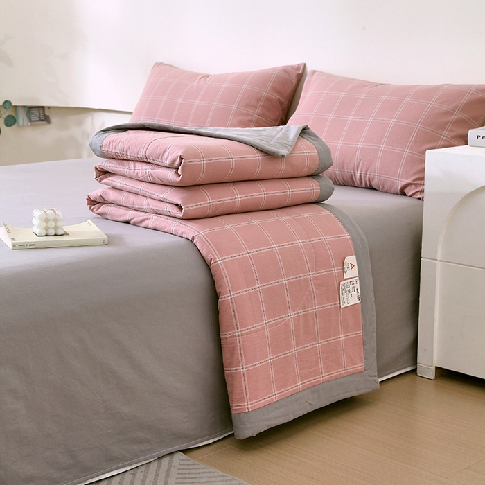 91家纺网 家纺一手货源 找家纺 春皖家纺 2026新款全棉色织宽边棉花夏被-云恋 云恋-格韵粉