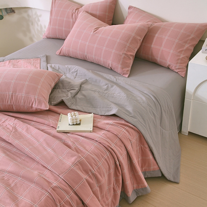 91家纺网 家纺一手货源 找家纺 春皖家纺 2026新款全棉色织宽边棉花夏被-云恋 云恋-格韵粉