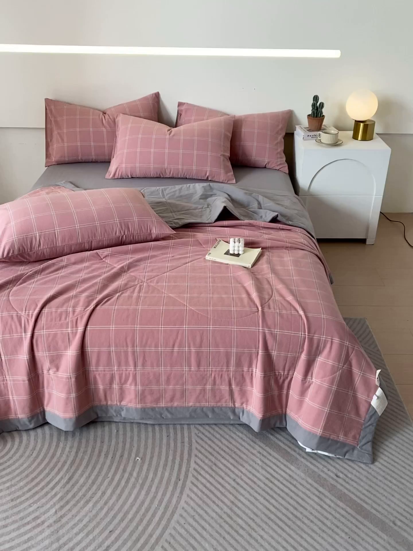 91家纺网 家纺一手货源 找家纺 春皖家纺 2026新款全棉色织宽边棉花夏被-云恋 云恋-格韵粉