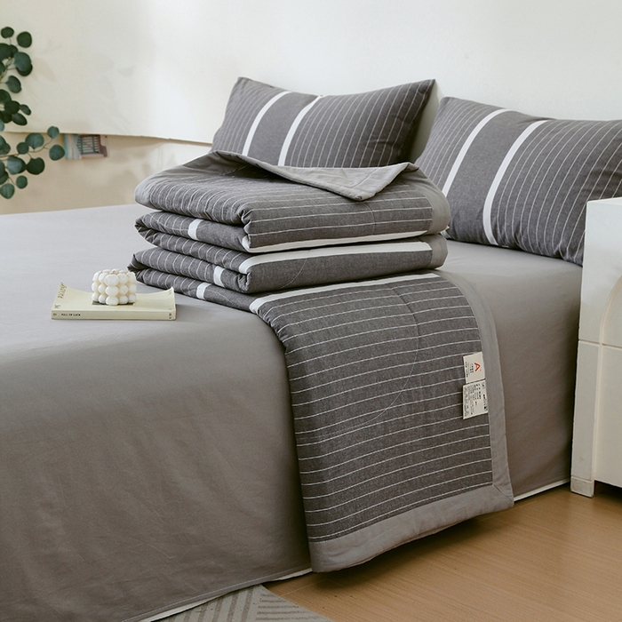 91家纺网 家纺一手货源 找家纺 春皖家纺 2026新款全棉色织宽边棉花夏被-云恋 云恋-灰白条