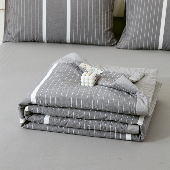 91家纺网 家纺一手货源 找家纺 春皖家纺 2026新款全棉色织宽边棉花夏被-云恋 云恋-灰白条