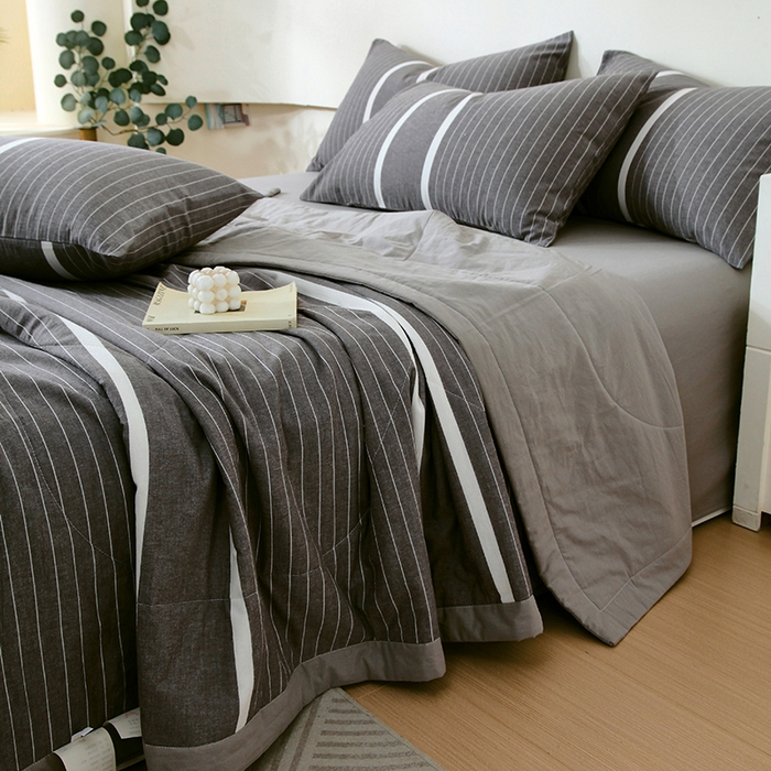 91家纺网 家纺一手货源 找家纺 春皖家纺 2026新款全棉色织宽边棉花夏被-云恋 云恋-灰白条