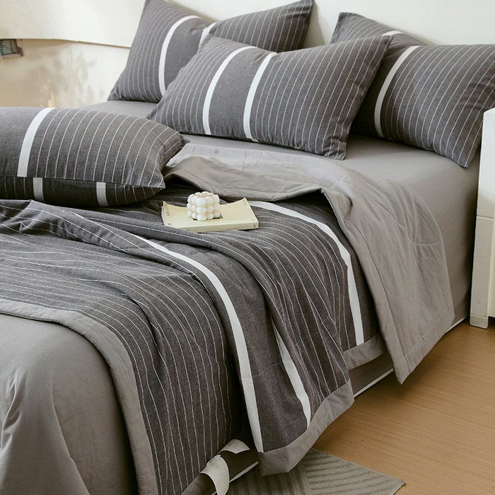 91家纺网 家纺一手货源 找家纺 春皖家纺 2026新款全棉色织宽边棉花夏被-云恋 云恋-灰白条