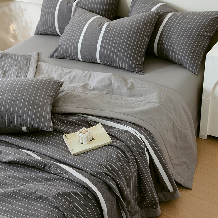 91家纺网 家纺一手货源 找家纺 春皖家纺 2026新款全棉色织宽边棉花夏被-云恋 云恋-灰白条