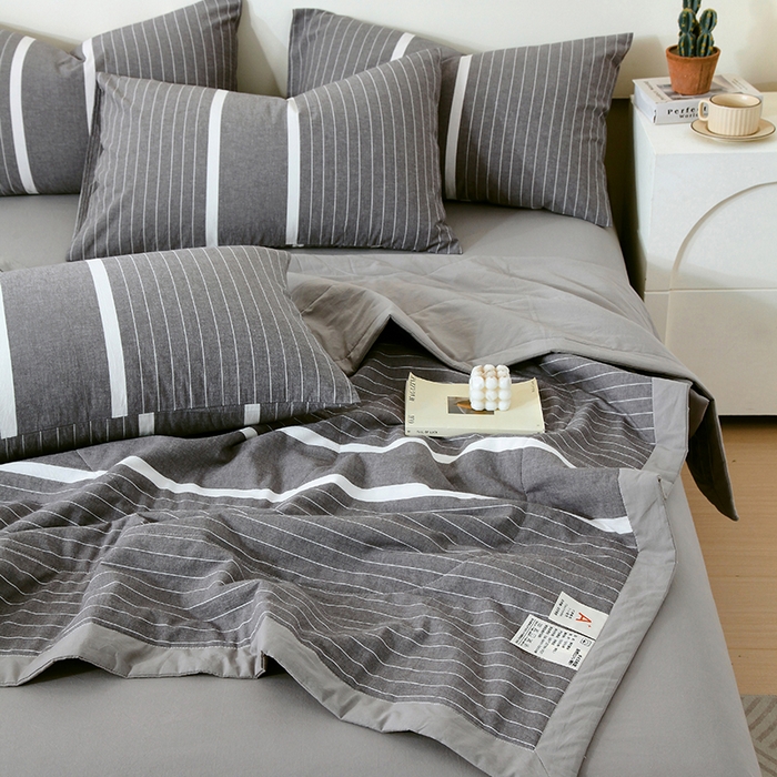 91家纺网 家纺一手货源 找家纺 春皖家纺 2026新款全棉色织宽边棉花夏被-云恋 云恋-灰白条