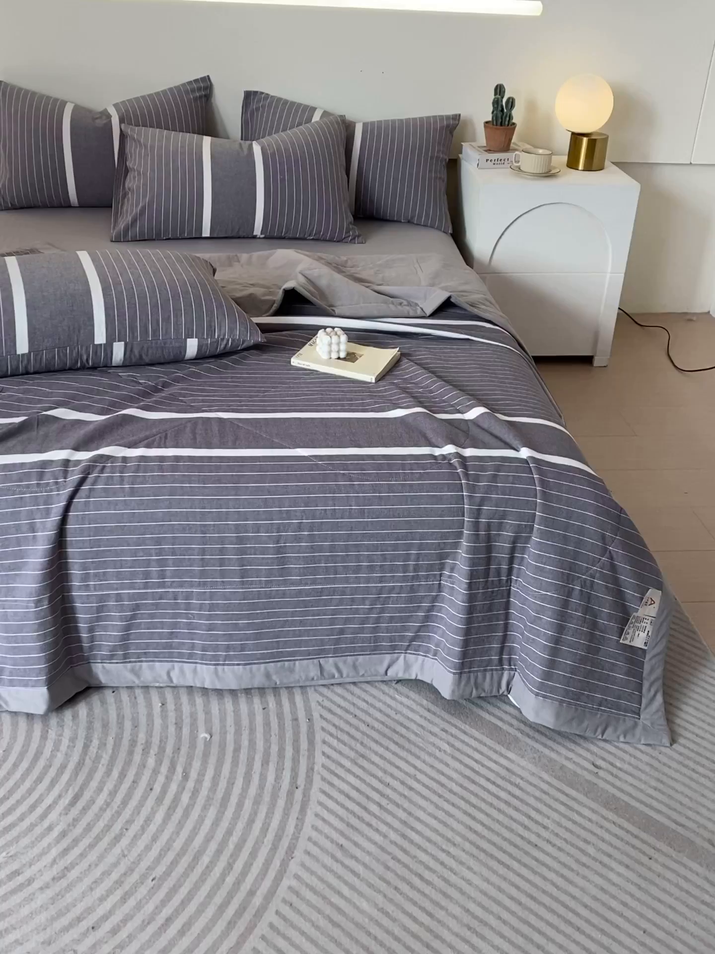 91家纺网 家纺一手货源 找家纺 春皖家纺 2026新款全棉色织宽边棉花夏被-云恋 云恋-灰白条