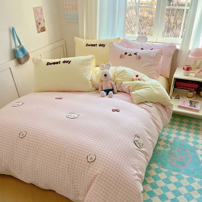 91家纺网 家纺一手货源 找家纺 丽涵家纺 2026新款全棉色织水洗棉毛巾绣四件套-甜心小猫 甜心小猫-粉黄-简单款