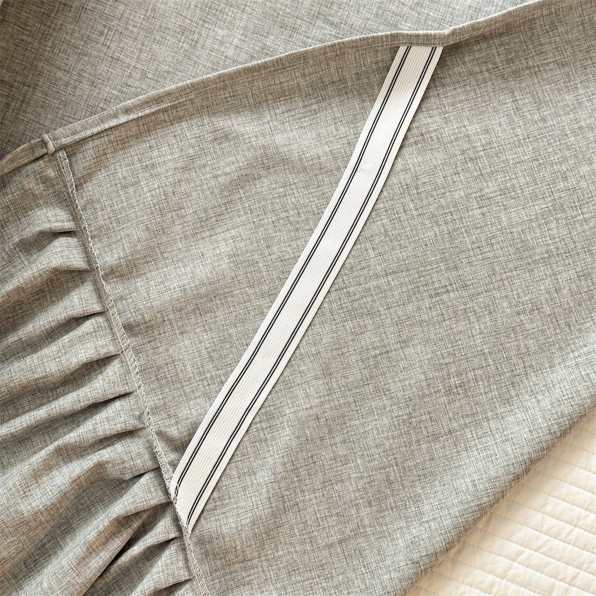 91家纺网 家纺一手货源 找家纺 忘忧草 2026新款纯色色织芙蓉棉单床裙-维密系列 维密-沉稳灰