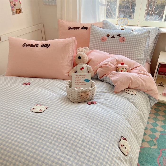 91家纺网 家纺一手货源 找家纺 丽涵家纺 2026新款全棉色织水洗棉毛巾绣四件套-甜心小猫 甜心小猫-蓝格-简单款