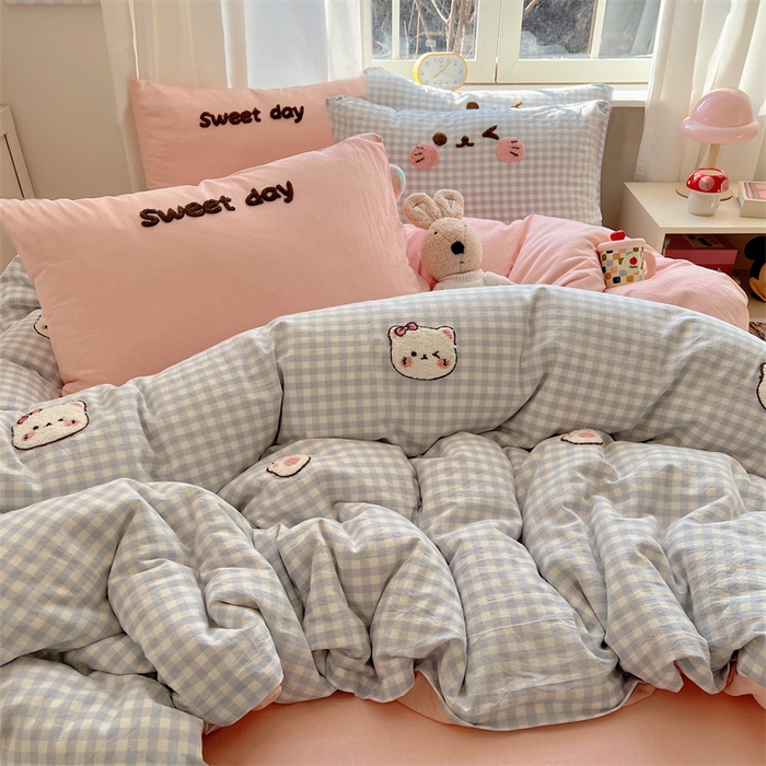 91家纺网 家纺一手货源 找家纺 丽涵家纺 2026新款全棉色织水洗棉毛巾绣四件套-甜心小猫 甜心小猫-蓝格-简单款