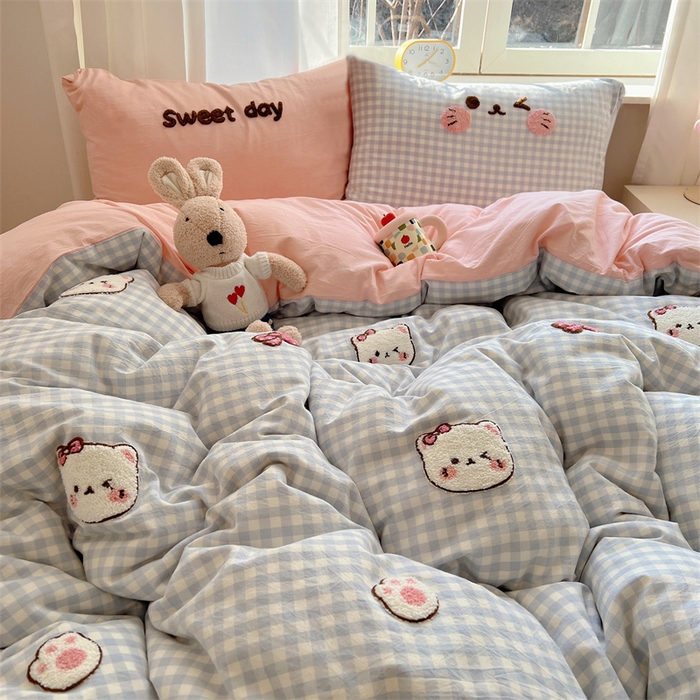 91家纺网 家纺一手货源 找家纺 丽涵家纺 2026新款全棉色织水洗棉毛巾绣四件套-甜心小猫 甜心小猫-蓝格-简单款