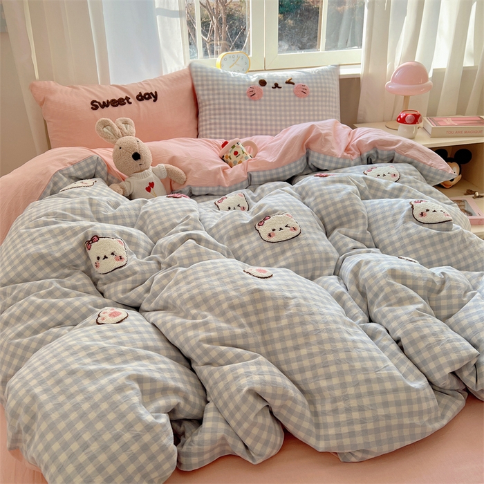 91家纺网 家纺一手货源 找家纺 丽涵家纺 2026新款全棉色织水洗棉毛巾绣四件套-甜心小猫 甜心小猫-蓝格-简单款