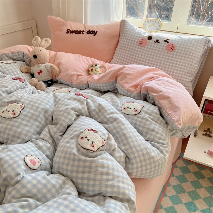 91家纺网 家纺一手货源 找家纺 丽涵家纺 2026新款全棉色织水洗棉毛巾绣四件套-甜心小猫 甜心小猫-蓝格-简单款