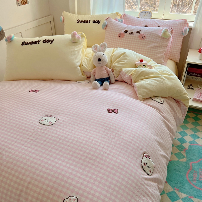 91家纺网 家纺一手货源 找家纺 丽涵家纺 2026新款全棉色织水洗棉毛巾绣四件套-甜心小猫 甜心小猫-粉黄-毛球款