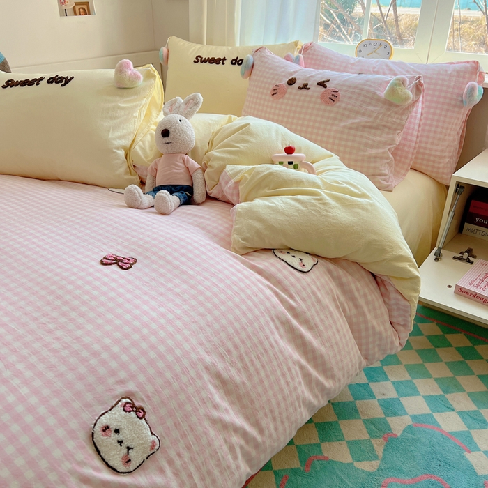 91家纺网 家纺一手货源 找家纺 丽涵家纺 2026新款全棉色织水洗棉毛巾绣四件套-甜心小猫 甜心小猫-粉黄-毛球款