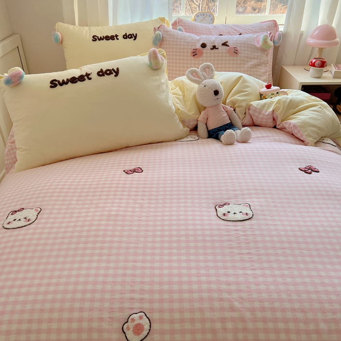 91家纺网 家纺一手货源 找家纺 丽涵家纺 2026新款全棉色织水洗棉毛巾绣四件套-甜心小猫 甜心小猫-粉黄-毛球款