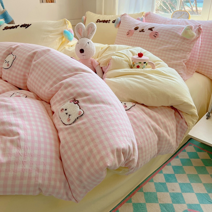 91家纺网 家纺一手货源 找家纺 丽涵家纺 2026新款全棉色织水洗棉毛巾绣四件套-甜心小猫 甜心小猫-粉黄-毛球款