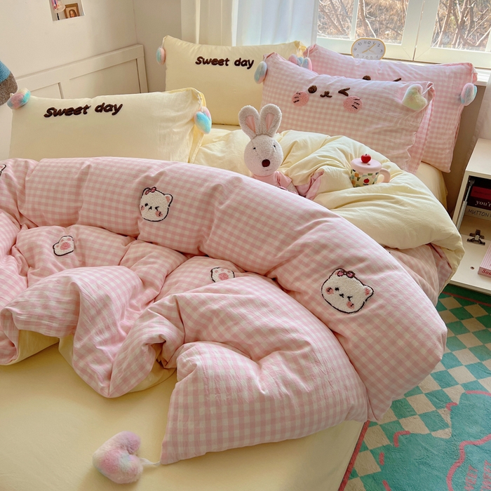 91家纺网 家纺一手货源 找家纺 丽涵家纺 2026新款全棉色织水洗棉毛巾绣四件套-甜心小猫 甜心小猫-粉黄-毛球款