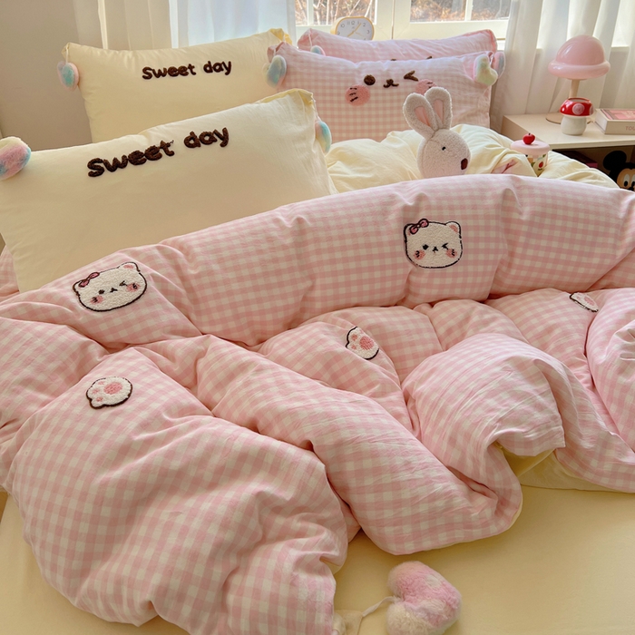 91家纺网 家纺一手货源 找家纺 丽涵家纺 2026新款全棉色织水洗棉毛巾绣四件套-甜心小猫 甜心小猫-粉黄-毛球款