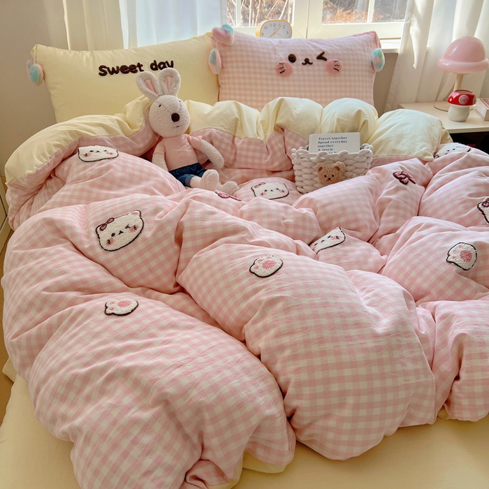 91家纺网 家纺一手货源 找家纺 丽涵家纺 2026新款全棉色织水洗棉毛巾绣四件套-甜心小猫 甜心小猫-粉黄-毛球款