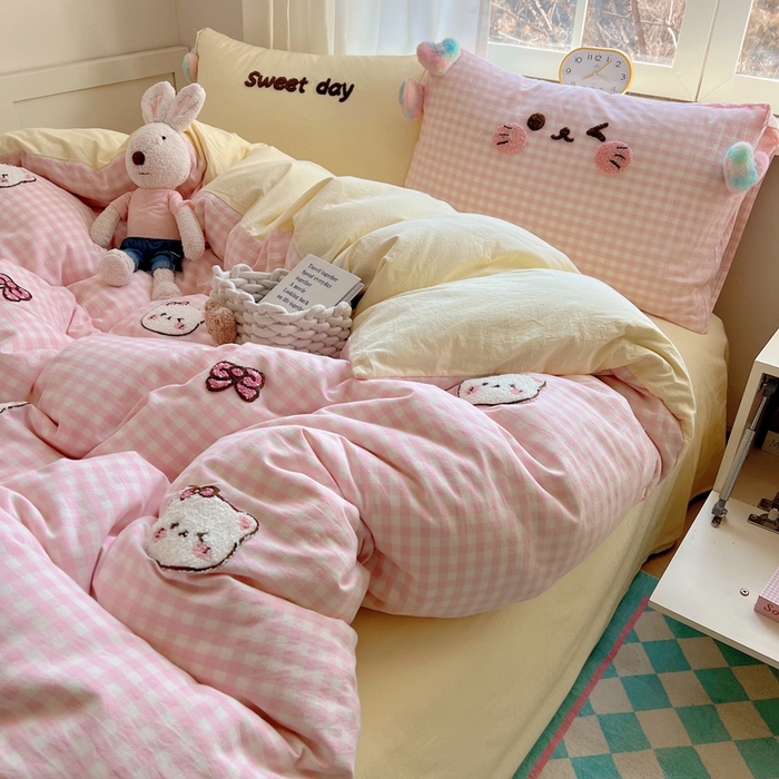 91家纺网 家纺一手货源 找家纺 丽涵家纺 2026新款全棉色织水洗棉毛巾绣四件套-甜心小猫 甜心小猫-粉黄-毛球款