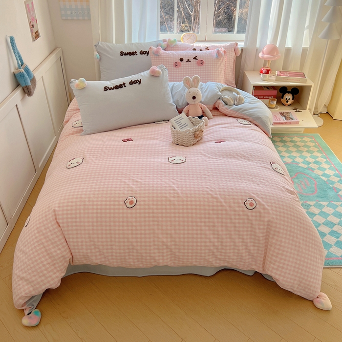 91家纺网 家纺一手货源 找家纺 丽涵家纺 2026新款全棉色织水洗棉毛巾绣四件套-甜心小猫 甜心小猫-粉蓝-毛球款