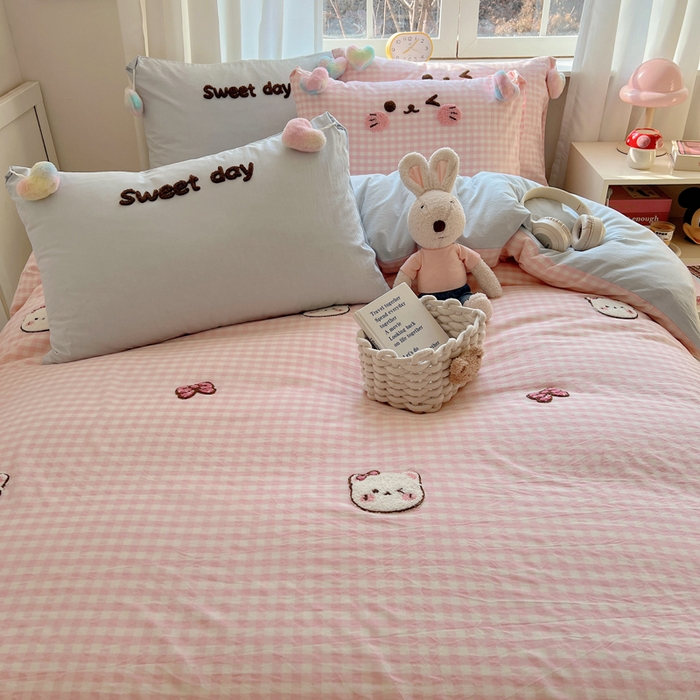 91家纺网 家纺一手货源 找家纺 丽涵家纺 2026新款全棉色织水洗棉毛巾绣四件套-甜心小猫 甜心小猫-粉蓝-毛球款