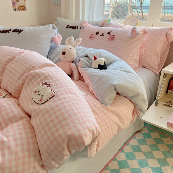 91家纺网 家纺一手货源 找家纺 丽涵家纺 2026新款全棉色织水洗棉毛巾绣四件套-甜心小猫 甜心小猫-粉蓝-毛球款